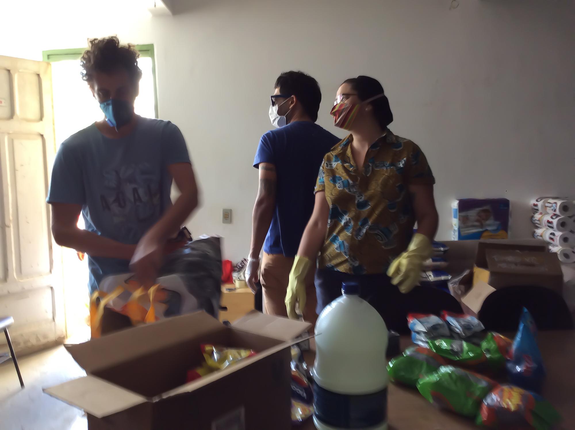 Paulo Pereira y Géssica Arjona en la preparación de cestas básicas.